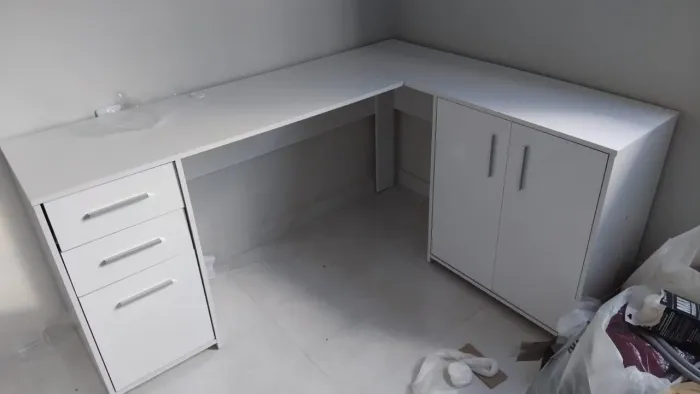 Mesa de escritório em L