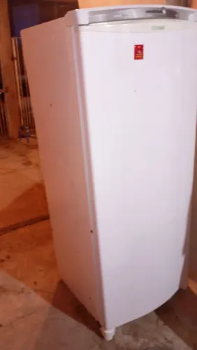 Vendo geladeira ótima condição valor de 350 reais