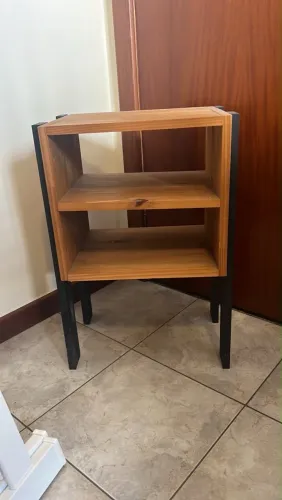 Mesa de canto em madeira de demolição