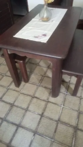 Mesa com dois bancos em angelim escurecido 