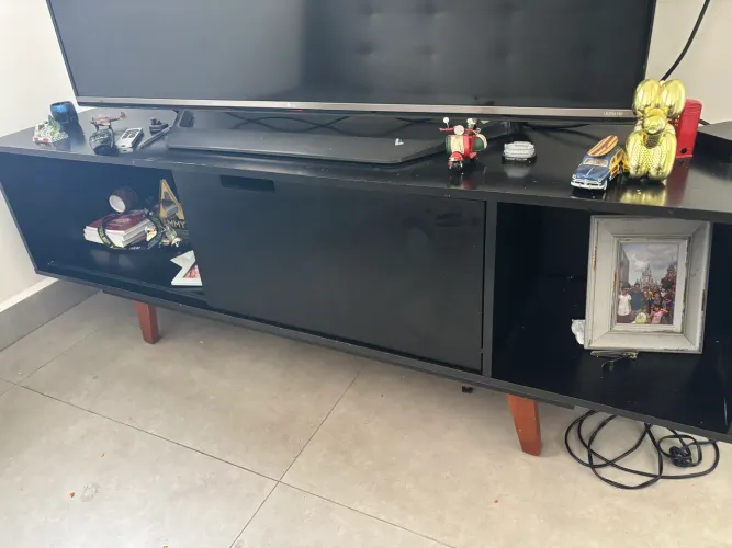 rack estilo retrô com pés palito, duas portas de correr e nichos laterais