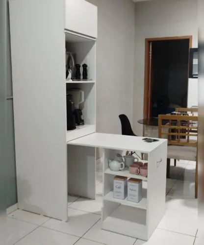 Paneleiro com mesa dobrável embutida.