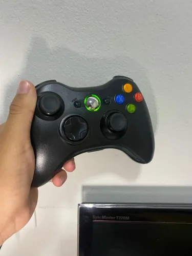 Controles Xbox 360 NOVOS um com cabo USB e o outro com carregador e pilhas
