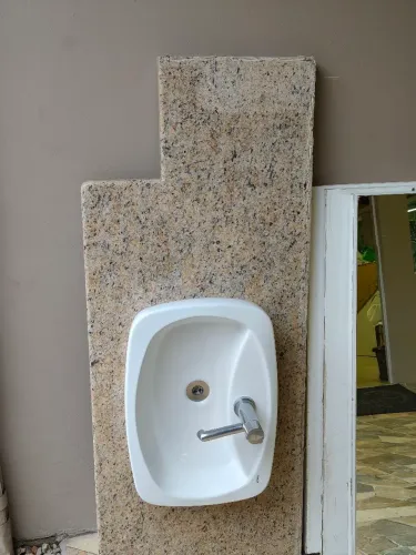 Pia de mármore com torneira