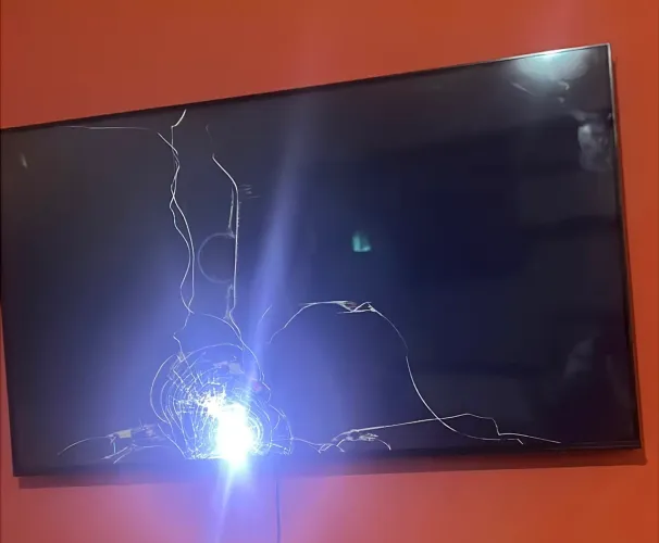Vendo tv 65 polegadas LG tela quebrada