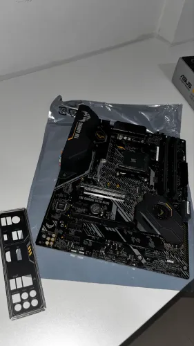 Placa-mãe ASUS TUF Gaming X570-Plus/BR, excelente placa e 100% funcional.