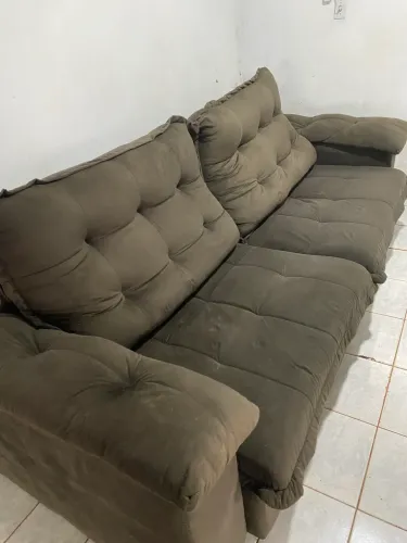 Sofá retrátil em suede marrom