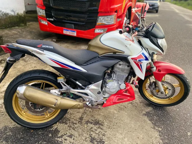 Vendo moto cb 300 toda revisada 8.000 mil reais ZAP * documento tudo certinho