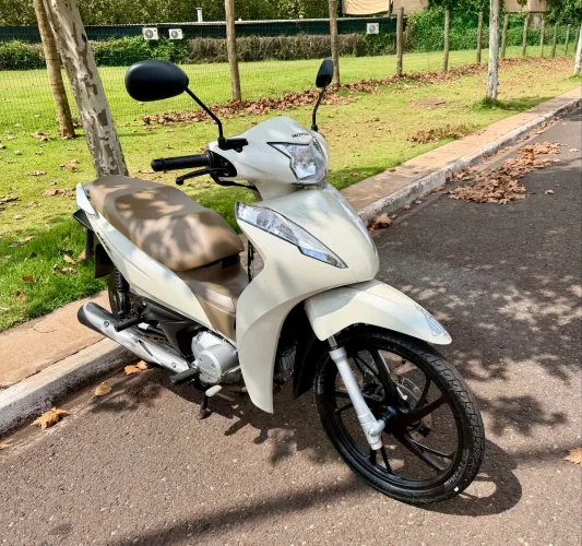 Vendo Honda biz 125 ES ano 2024 com apenas 6.900 km , nota fiscal manual e chave cópia.