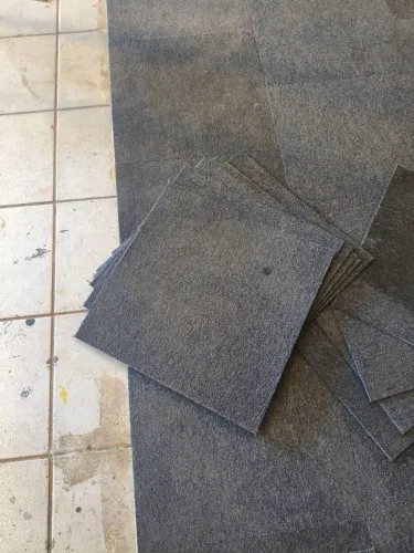 Carpete 50x50 cinza .