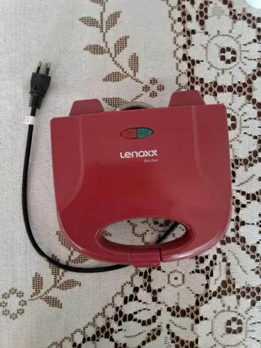 Sanduicheira Vermelha Antiaderente 110V, funcionando perfeitamente