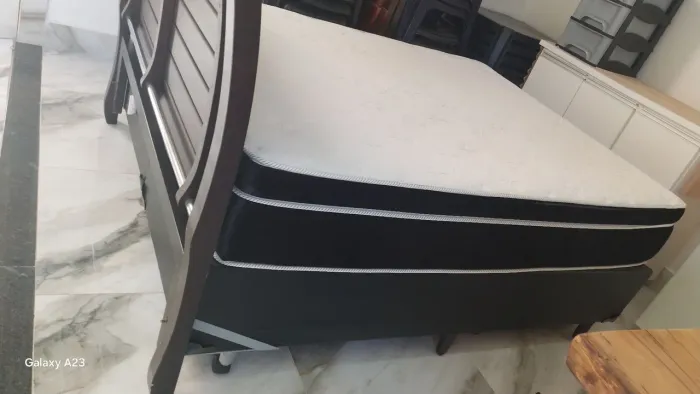 Cama box com colchão e cabeceira de madeira