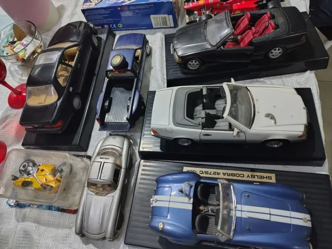 Miniaturas carrinhos de metal