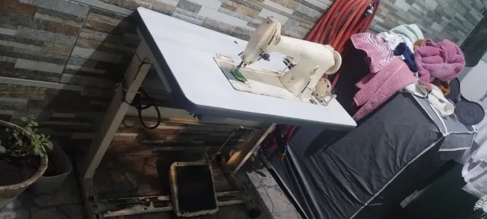 Vende-se máquina de costura reta