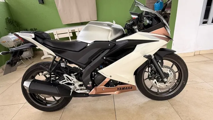 Yamaha R 15 com apenas 2000 km em estado de zero, pra vender logo.