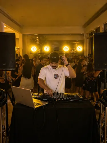 DJ, SOM E ILUMINAÇÃO PARA SEU EVENTO