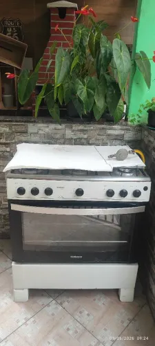 Fogão elétrico 5 bocas com mangueira e click mas uma boca encontra- se com defeito 