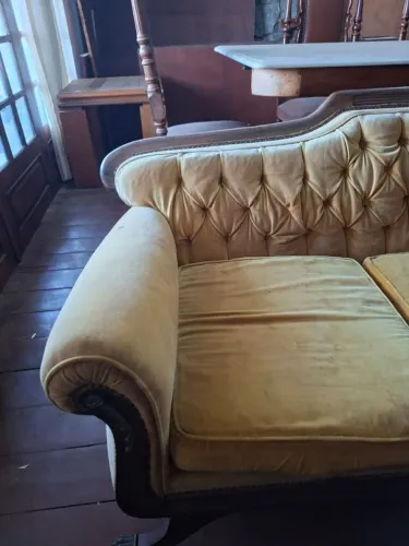 Sofá antigo colonial, 4 lugares, com estrutura em madeira maciça e encosto em capitonê. 