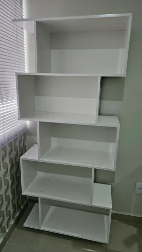 Estante organizadora com nichos