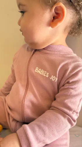 Estoque grande de roupa de bebê