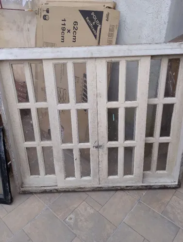 Vendo 2 janelas madeira de imbuia e 1 de banheiro pequena 