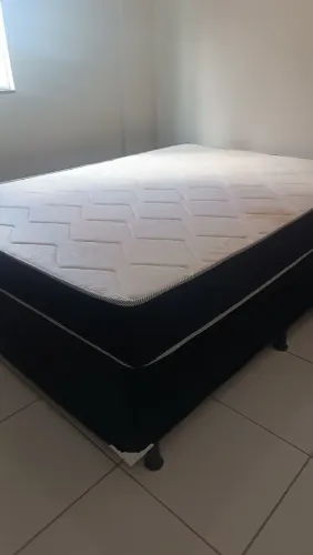 Cama, nicho, cabideiro e móvel