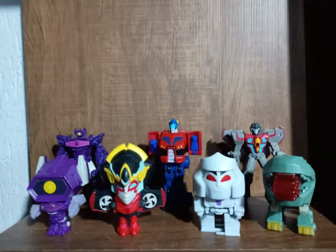 7 bonecos Transformers usados na condição das fotos