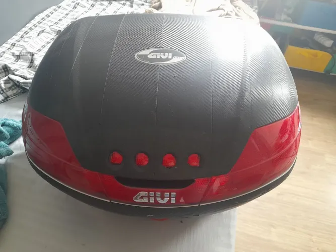 Bauleto de Viagem Givi 47 litros - Cabe 2 capacetes dentro
