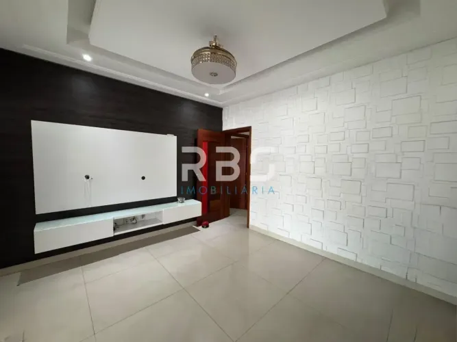 Casa triplex com 6 quartos, 1 suíte, 3 vagas 6 Quartos em Feu Rosa