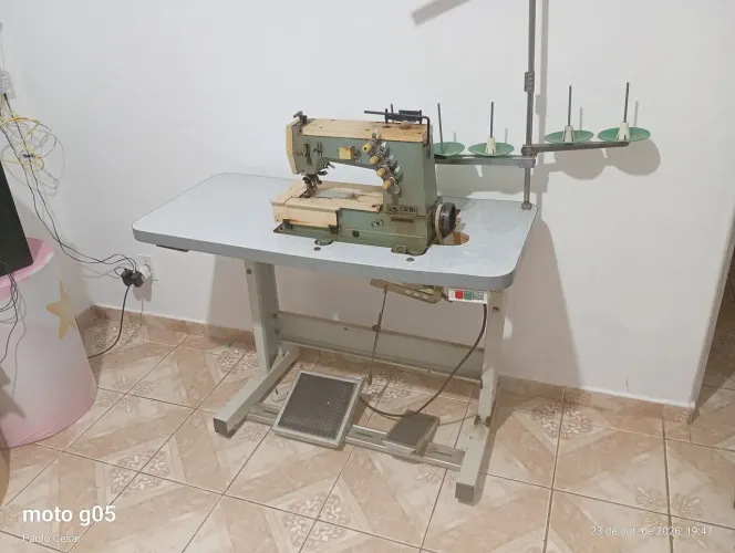 Máquina galoneira 