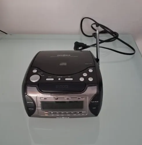 Rádio Relógio Insignia c/ CD, AM, FM