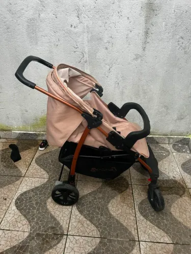 Carrinho de bebê e bebê conforto