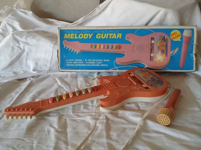 Guitarra infantil antiga