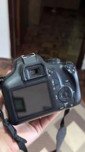 Câmera Canon T100 + Cartão 64 Gb + Lente do Kit