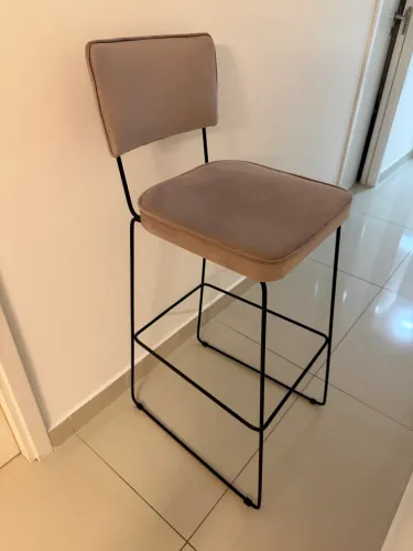 Banco alto em camurça