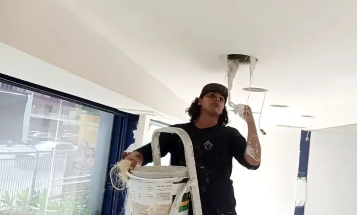 Pintor e reparador em gesso