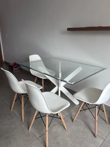 Mesa de jantar com tampo de vidro + 4 cadeiras