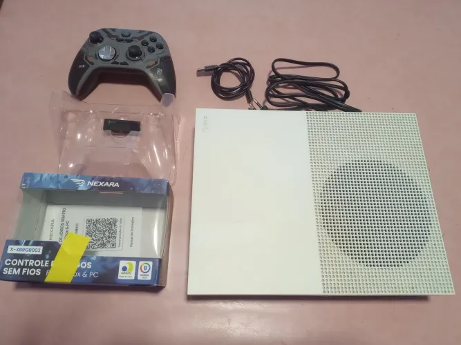 Xbox One S 500GB Branco + Controle Nexara Gamer Sem Fio - Na Caixa