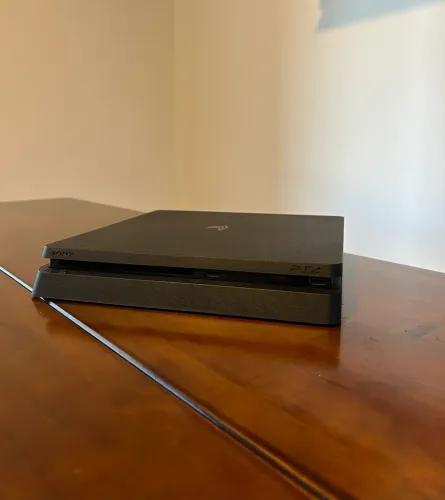 PS4 SLIM 1TB + 3 CONTROLES + JOGOS 