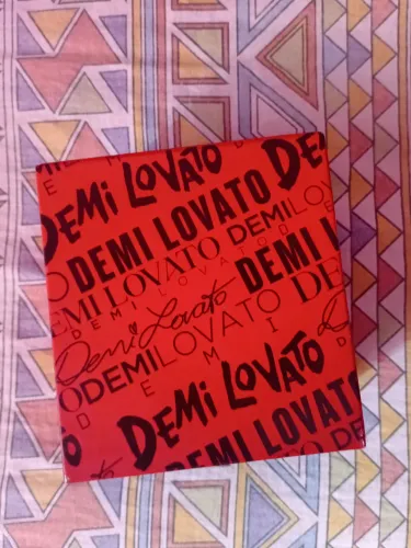 BOX DEMI LOVATO