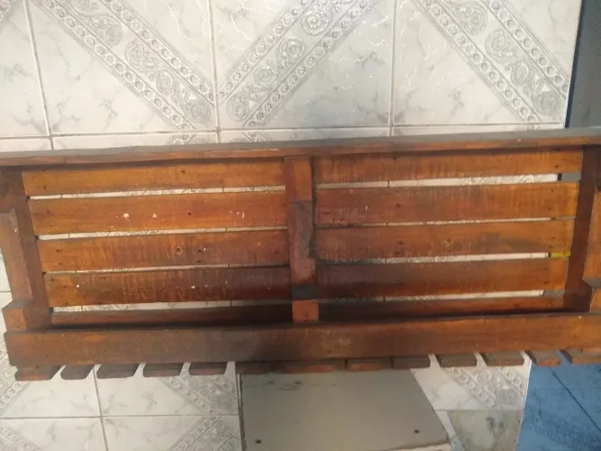 Vendo adega de madeira,lugares pra 12 taças e 12 garrafas ,de parede tem conversa no valor