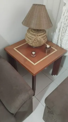 Mesa de centro em madeira maciça 