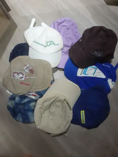 Bonés 10 Bonés de diversas marcas, praticamente sem uso, 