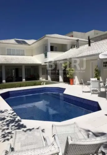 Casa de luxo no condomínio Malibu