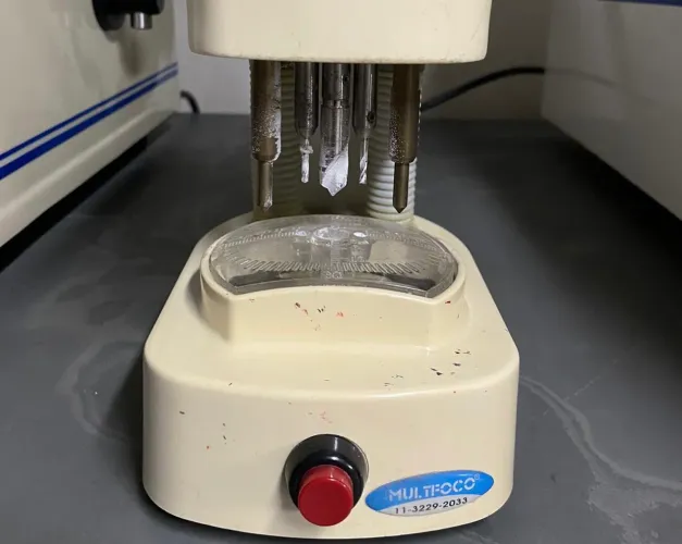Máquina de marcação e perfuração de moldes para laboratórios ópticos
