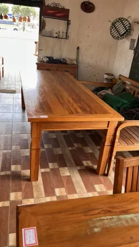 Mesa de Jantar em Madeira Maciça com Pés de Ferro