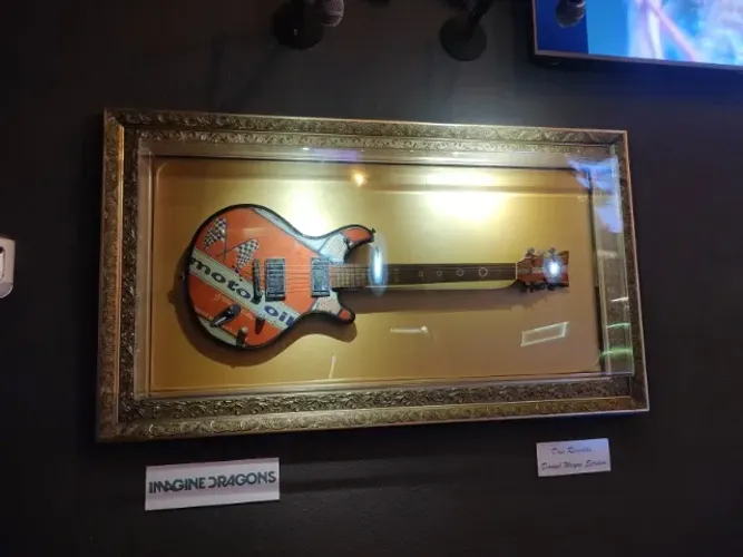Quadro expositor para instrumentos musicais camisa de futebol guitarra