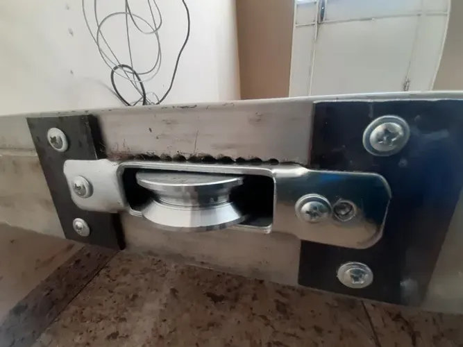 Troca de roldanas, troca de trilho, manutenção de motor e portão eletrônico 