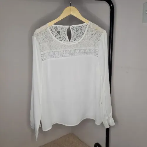 Blusa feminina branca com renda na parte superior - tamanho 44