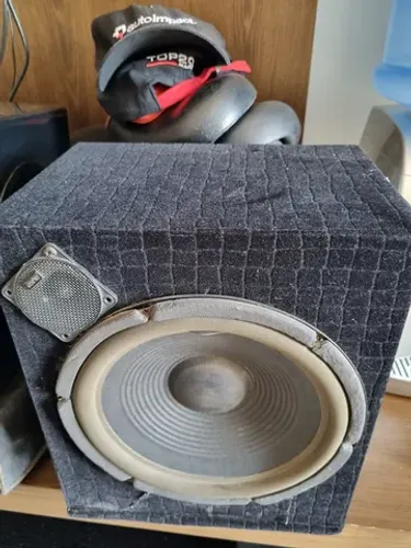 Caixas de som c auto falante de 10"  uma de 6x9 